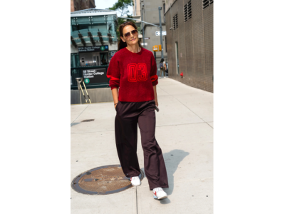 In New York brengt Katie Holmes de iconische sneakers uit de jaren zeventig weer in de mode.