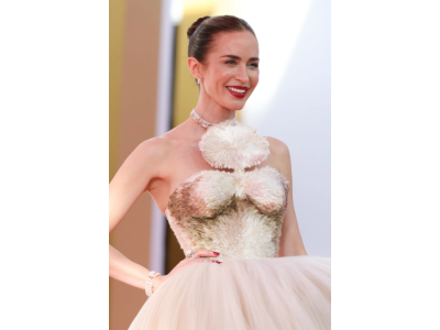 Emily Blunt schitterde op de première van “The Devil Wears Prada 2” in New York, gekleed in een indrukwekkende couturejurk van Schiaparelli met vogelaccenten.